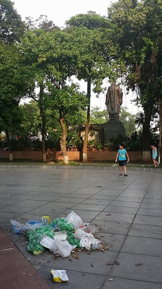 Hà[-]Nội:[-]Rác[-]thải[-]đầy[-]phía[-]sau[-]tượng[-]đài[-]Lý[-]Thái[-]Tổ
